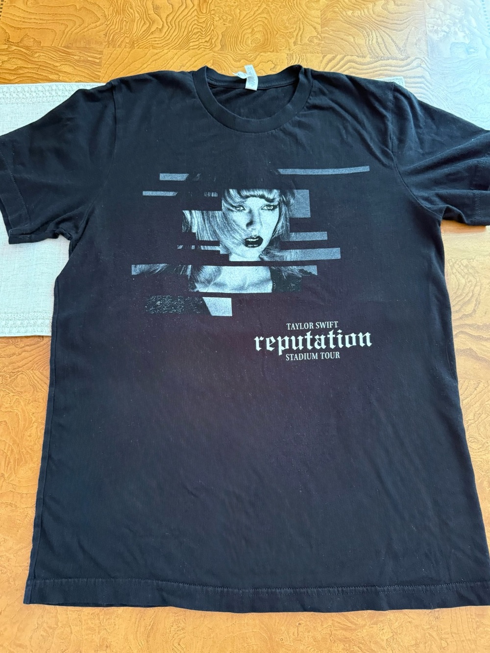 taylor swift reputation stadium tour shirt size medium